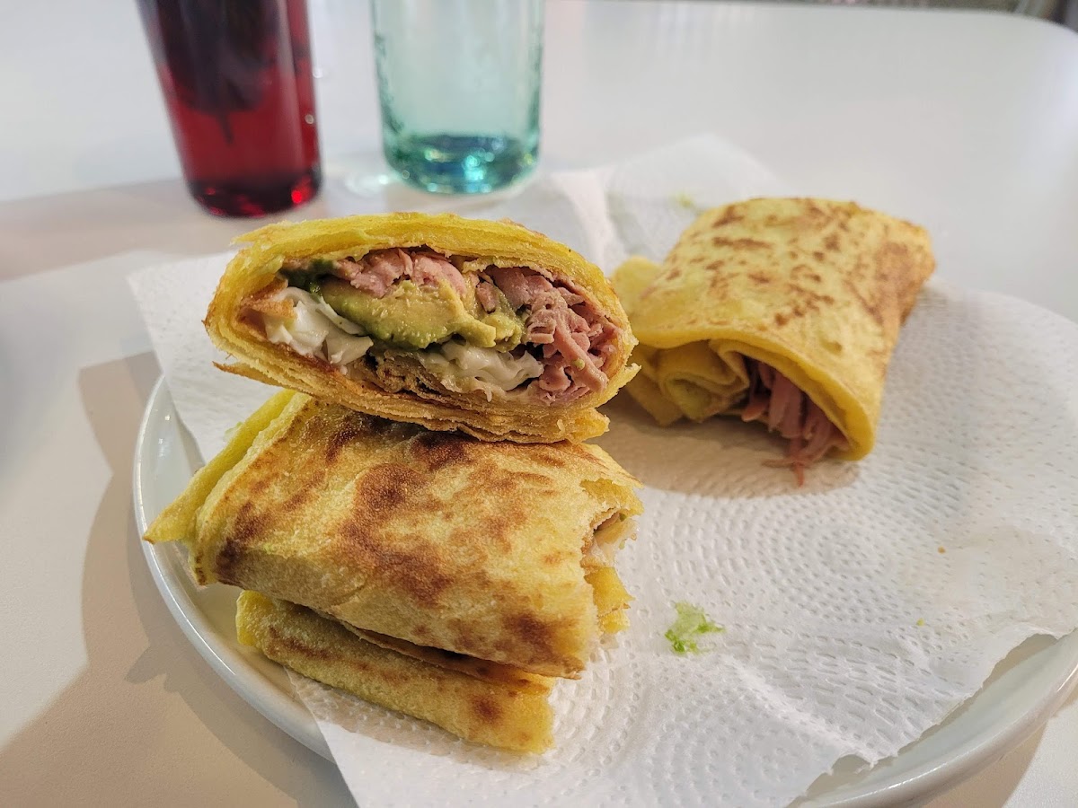 Rollos crujientes rellenos de jamon y aguacate con salsas