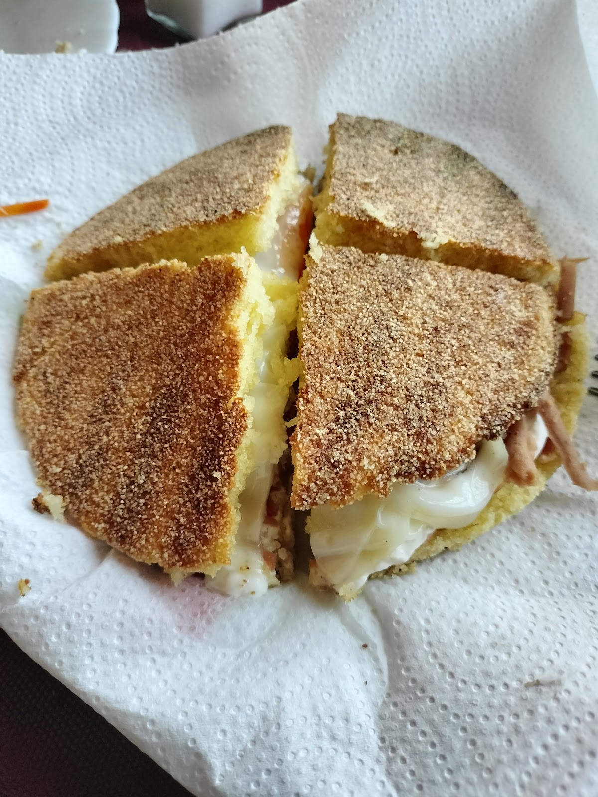Torta de maiz con relleno de jamon y queso cortada en porciones